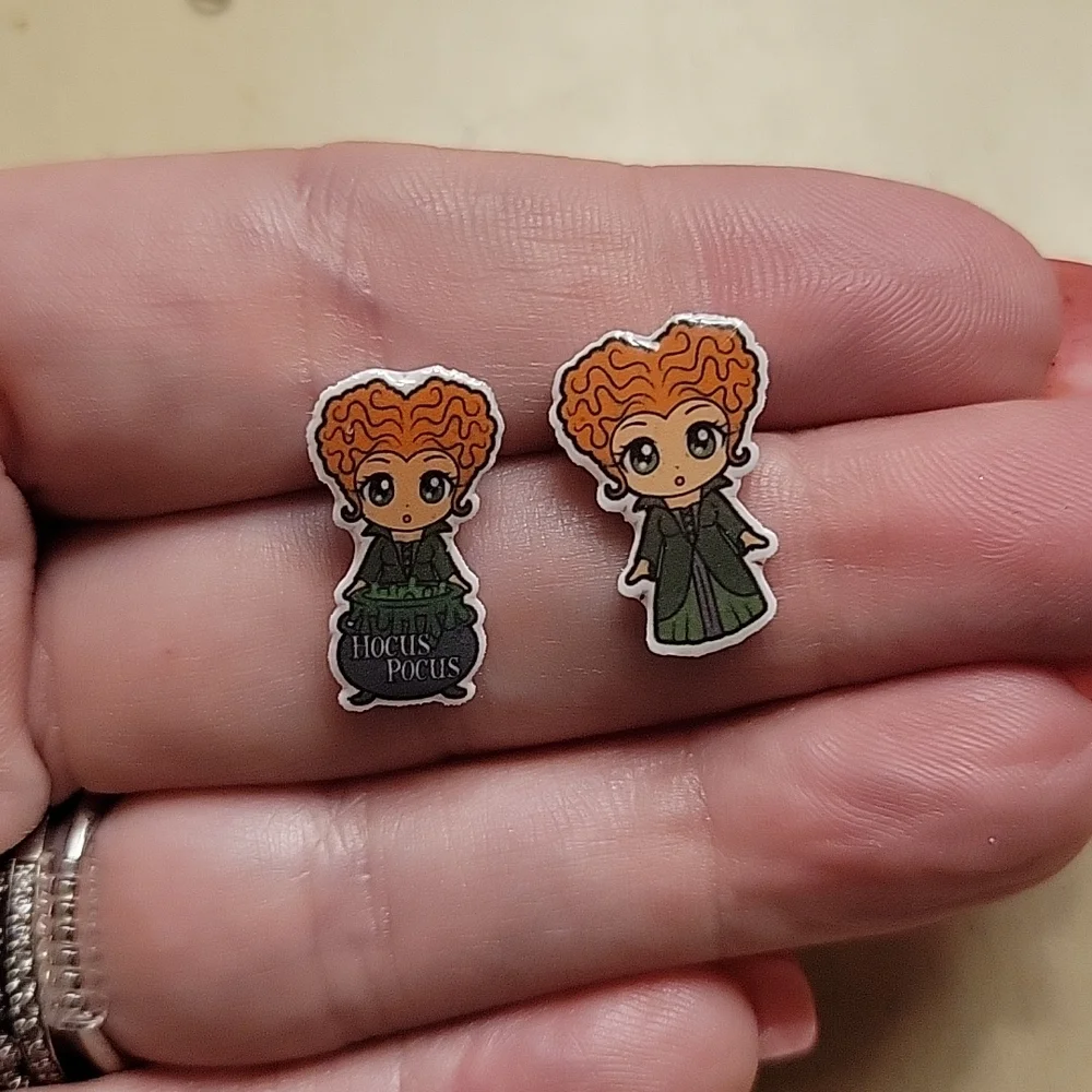 Winifred Sanderson Stud Earrings, mismatched - Picture 8 of 8